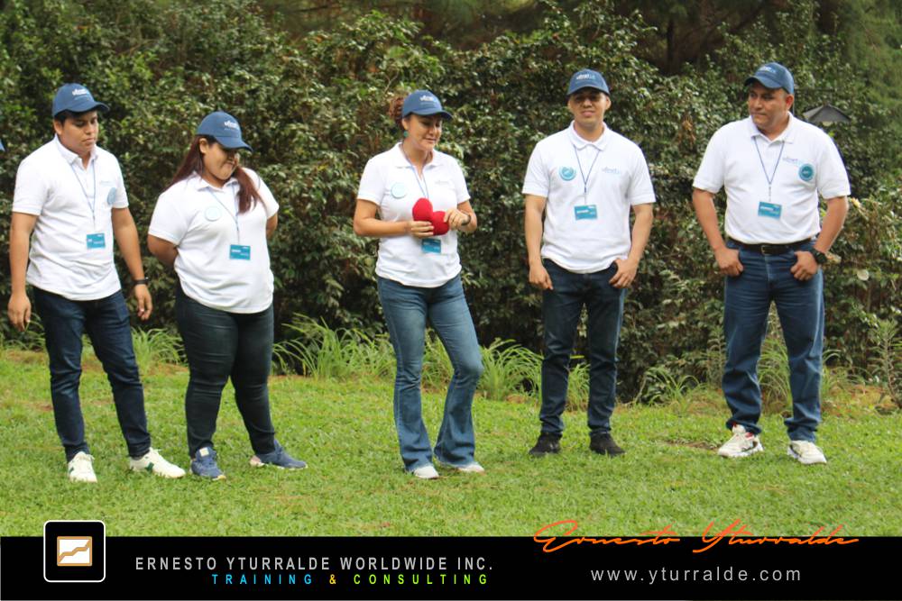 Team Building Group LATAM realizando retos colaborativos y dinámicas de trabajo en equipo