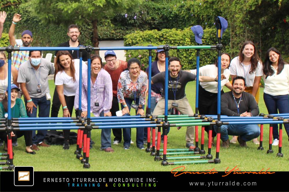 Team Building Group LATAM implementando cuerdas bajas como herramienta formativa en organizaciones
